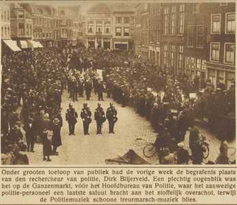 870240 Afbeelding van de rouwstoet en het talrijke publiek voor het Hoofdbureau van Politie (Ganzenmarkt 13) te ...